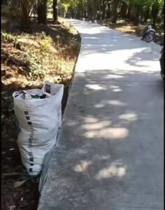 Subangpost.com  "Kades desa kumpay bersama perangkat desa dan karang taruna, Gercep tangani sampah di jalan baru desa kumpay.  kurangnya kesadaran para pemakai jalan yang sembarangan membuang sampah di tepian jalan yang berdampak sampah berserakan.      Kepala desa kumpay  Asep saefulloh dalam wawancaranya berharap warga yang melintasi jalur jalan  kasomalang kumpay bisa menjaga kebersihan.   Karna ini tidak mungkin warga Desa Kumpay yang membuang sampah sembarangan karna , pengelolaan sampah di desanya, sudah berjalan dengan baik dan teratur " ungkapnya, dan warga kami sudah mulai disiplin dalam membuang sampah. Sertabada petugas kebersihan, yang mengambil sampah ke rumah-rumah,"    Ia menduga, pelaku pembuangan sampah berasal dari luar Desa Kumpay, Sampah yang dibuang menggunakan karung, dan plastik kresek, bahkan dikemas.  Kades Asep Saefullah berharap  dan meminta warga luar tidak membuang sampah ke wilayah Kumpay sembarangan. Tindakan itu dinilai merugikan citra desanya, menjadi buruk. Maka dari itu, kades kumpay asep meminta kesadarannya, agar tidak membuang sampah ke wilayahnya. Jangan membuat desa kami tampak kumuh dan kotor karena ulah orang lain," tegasnya.