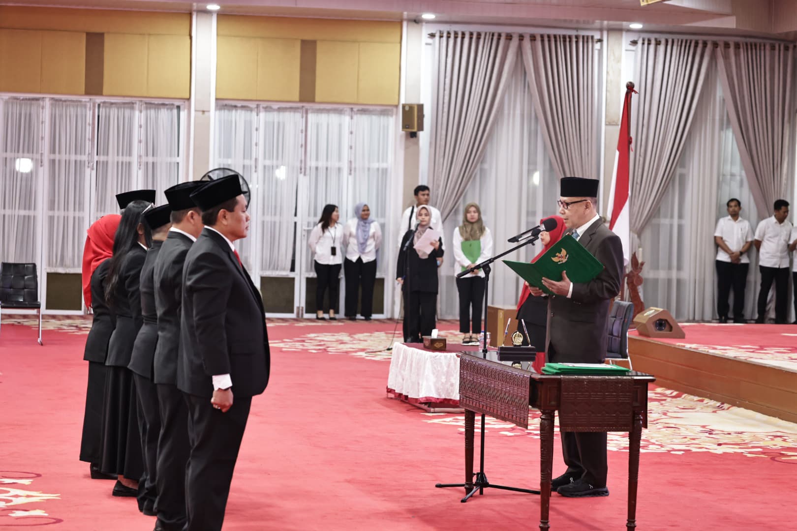 PJ SEKDA LANTIK PEJABAT ESELON III & IV Penjabat (Pj) Sekretaris Daerah Provinsi (Sekdaprov) Sumatera Utara (Sumut) MA Effendy Pohan melantik 12 pejabat eselon 3 dan 42 pejabat eselon 4 di lingkungan Pemerintah Provinsi (Pemprov) Sumut, di Aula Tengku Rizal Nurdin, Jalan Jenderal Sudirman Nomor 41 Medan