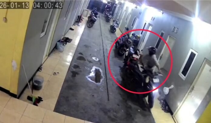 Terekam CCTV, Maling Motor Beraksi saat Kost Rajawali Sepi