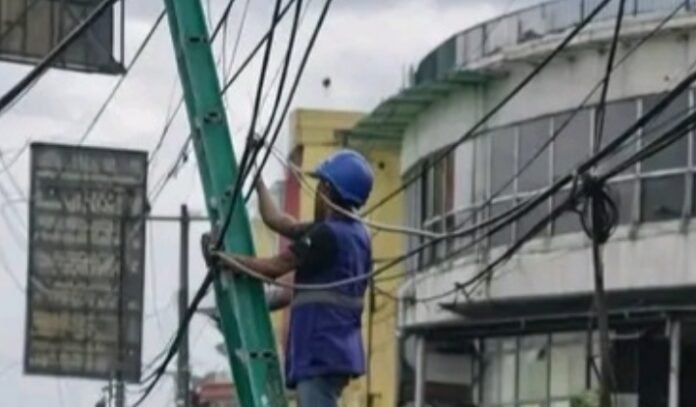 Kabel Internet Menjuntai di Plaza Cikampek Akhirnya Ditertibkan