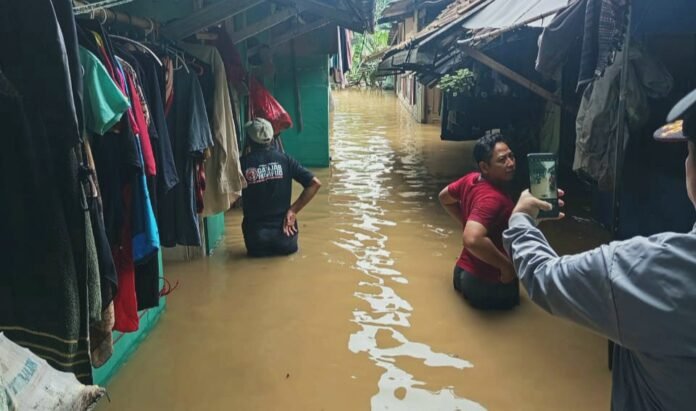 Banjir Rendam Sejumlah Permukiman di Karawang