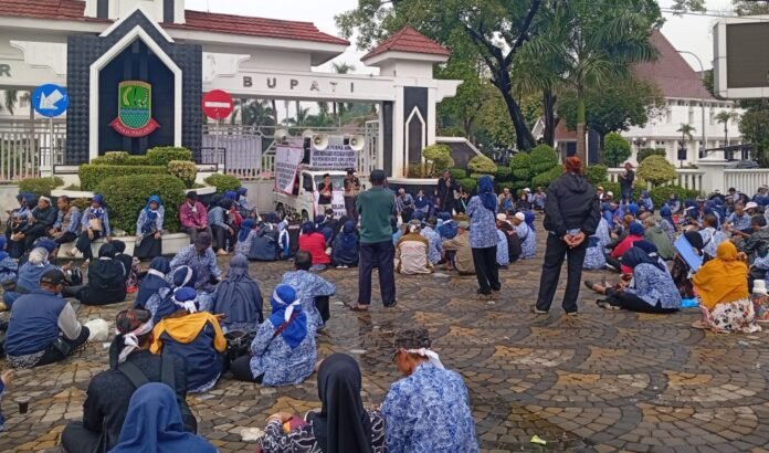 Hak Tertahan, Purnabakti ASN di Karawang Turun ke Jalan
