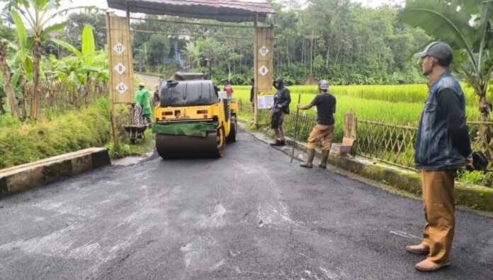 Permudah Akses Pertanian dan Aktivitas Warga, Jalan Cieunteung Desa Sagalaherang Kidul di Hotmix