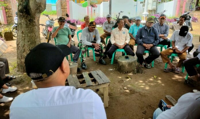 Rapat Minggon Desa Jayamukti Tetap Digelar Meski Aula Direnovasi