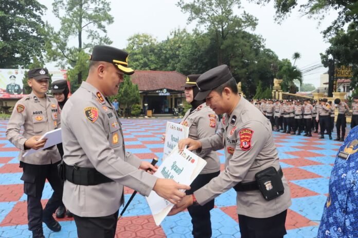Kapolres Subang Beri Penghargaan kepada Personel dan Masyarakat Pendukung Tugas Kepolisian