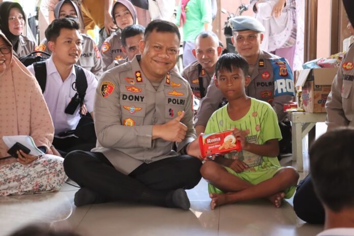 Kapolres Subang Tinjau Banjir Ciasem, Salurkan Bantuan dan Lakukan Trauma Healing