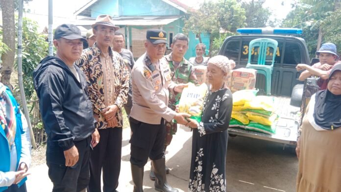 Polres Subang Salurkan Bantuan untuk Warga Terdampak Banjir di Ciasem