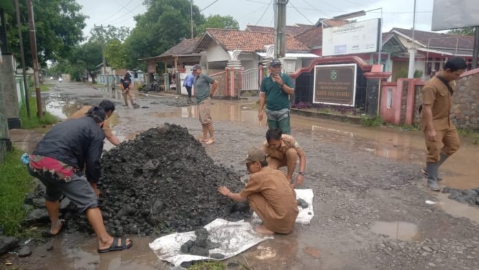 Pemdes Jayamukti Gelar Kerja Bakti Perbaikan Jalan Rusak