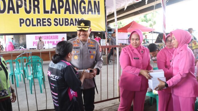 Banjir Pamanukan, Polres Subang dan Bhayangkari Hadirkan Dapur Umum dan Layanan Kesehatan