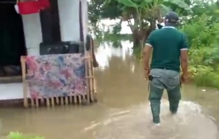 Kades Jayamukti Turun Langsung Pantau Dampak Banjir Akibat Jebolnya Kali Cibening