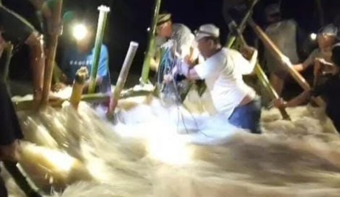 Tanggul Sungai Citarum Jebol, Permukiman Warga Muara Gembong Terendam