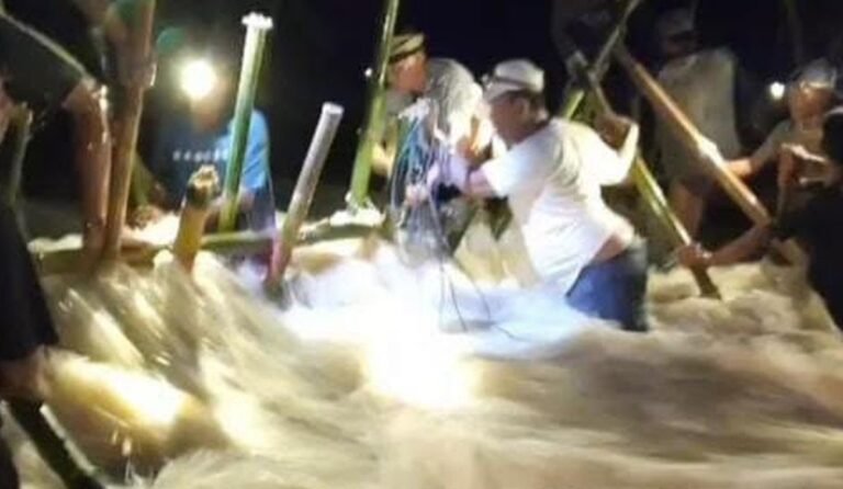 Tanggul Sungai Citarum Jebol, Permukiman Warga Muara Gembong Terendam