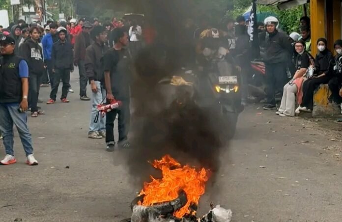 Demo Jalan Rusak di Pantura Diwarnai Aksi Bakar Ban, Kinerja PPK 1.1 Jabar Disorot
