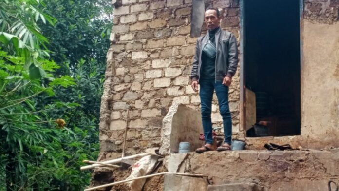 Anggota DPRD Subang Bantu Perbaikan Rumah Warga yang Ambruk Diterjang Cuaca Ekstrem