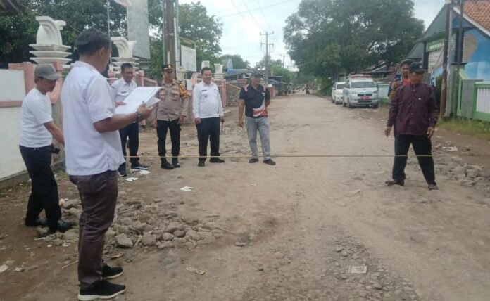 Jalan Rusak di Desa Jayamukti Segera Diperbaiki, Warga Menyambut Antusias