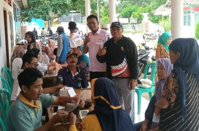 Pemdes Jayamukti Salurkan Bantuan Beras dan Gelar Pengobatan Gratis untuk Warga Terdampak Banjir