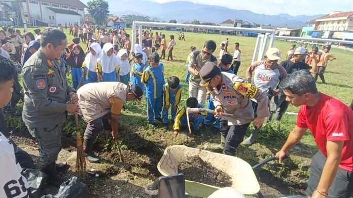 Polsek Jalancagak dan Forkopimcam Kasomalang Kerahkan 1.000 Pelajar dalam Aksi Bersih Lingkungan