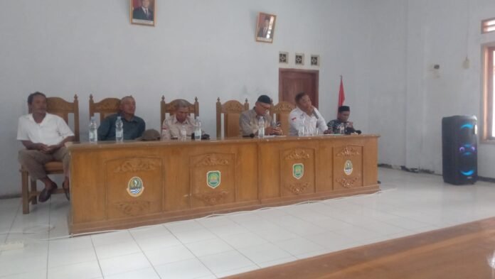 Rapat Minggon, Pemdes Jayamukti Soroti KIS, Kebersihan, dan Penertiban Baliho