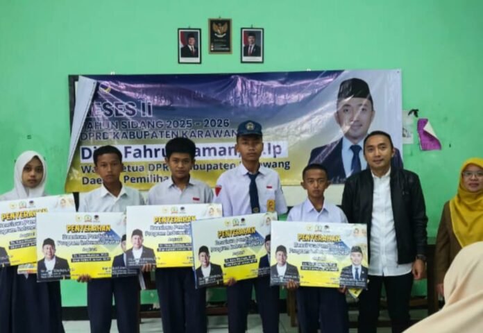 Wakil Ketua DPRD Karawang Serahkan Beasiswa PIP di SMPN 7 Karawang Barat