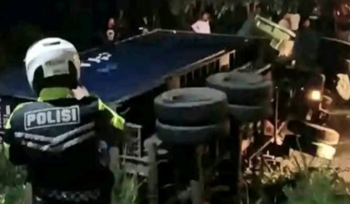 Truk Kontainer Terguling Timpa Sedan di Karawang, Tiga Tewas