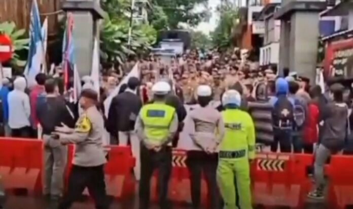 Demo di Lembur Pakuan, Massa Kritik Proyek Jalan dan Dugaan Intervensi di Dinas Pendidikan Jabar