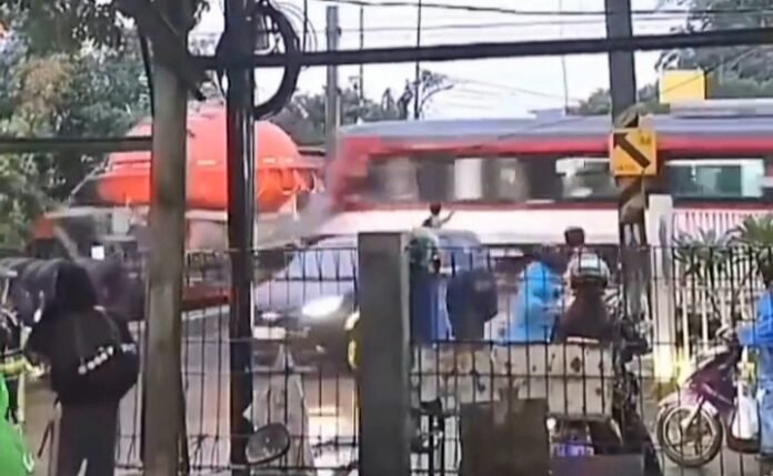 Kereta Bandara Tabrak Truk di Tangerang, Satu Rangkaian Anjlok