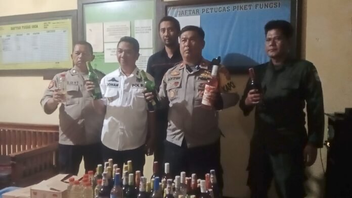 Gelar KRYD, Polsek Patokbeusi Bersama Kasi Trantib Amankan Ratusan Botol Miras