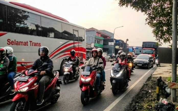 Arus Balik H+7 di Simpang Jomin Karawang Terpantau Ramai Lancar