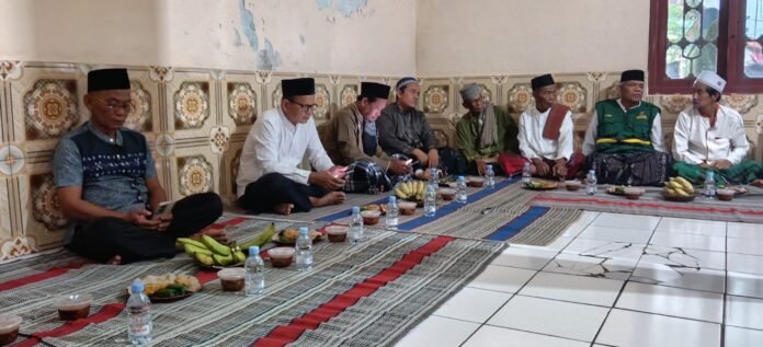 Tarawih Keliling di Patokbeusi, Camat Ajak Warga Perkuat Ibadah dan Ekonomi