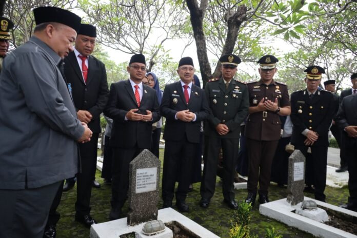 Jelang HUT ke-29 Kota Bekasi, Wali Kota Tri Adhianto Pimpin Ziarah dan Tabur Bunga di TMP Bulak Kapal