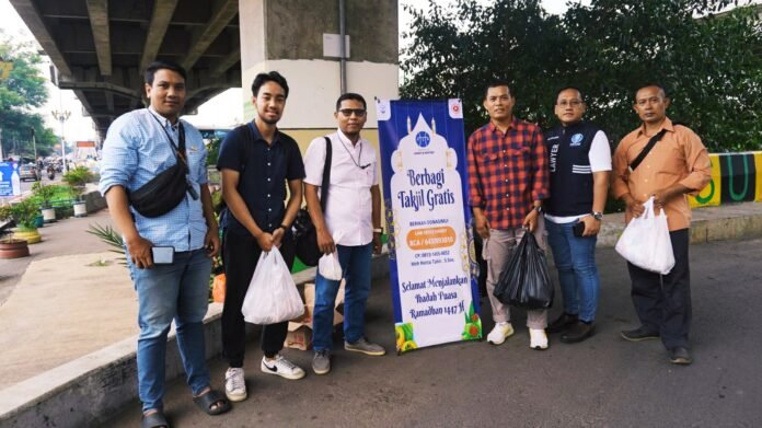 Handy & Partner Law Office Bersama LBH Aadila Anindha Estungkara Bagikan Takjil Gratis