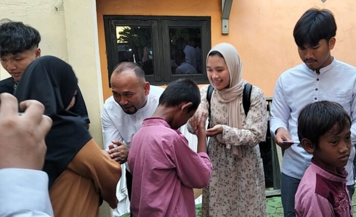 Santuni Ribuan Warga, Aksi Sosial Haji Saiful Nyamat Diapresiasi Pj Kades Sumberjaya