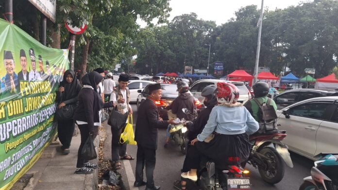 PW PRIMA DMI Jabar Bagikan Ratusan Takjil kepada Pengguna Jalan di Depan PUSDAI Bandung