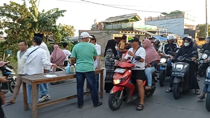 Borong UMKM, Pj Kades Sumberjaya di Bekasi Bagikan Takjil Gratis untuk Warga