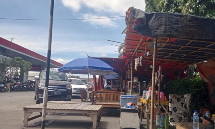 Berkah Lebaran di SPBU Patokbeusi, Pedagang Raup Untung di Musim Mudik