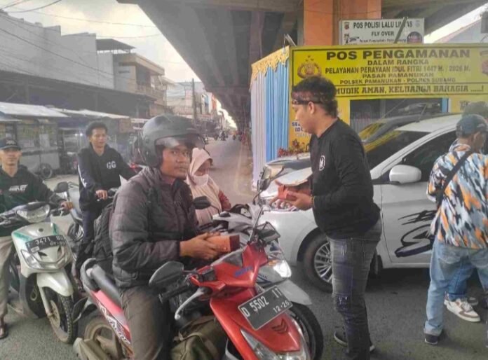 Tebar Kebaikan di Bulan Ramadhan, DPD LSM GMBI Subang Bagikan 500 Takjil untuk Pengguna Jalan