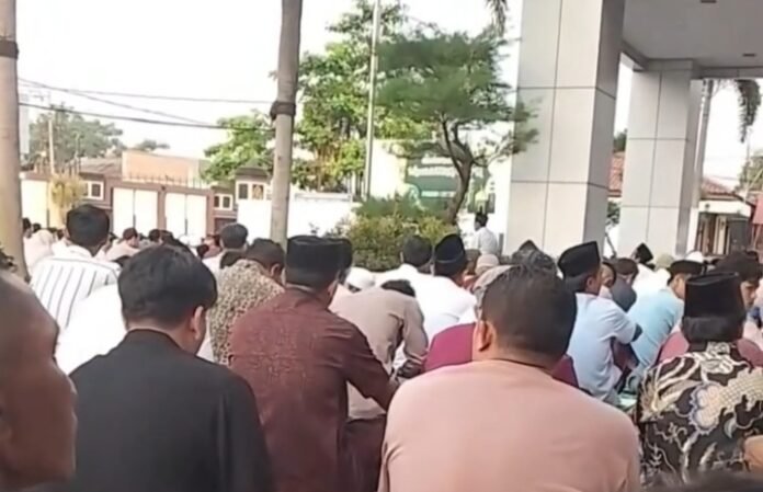 Kapolres Karawang Pimpin Shalat Idul Fitri, Ajak Tingkatkan Kepedulian Sosial