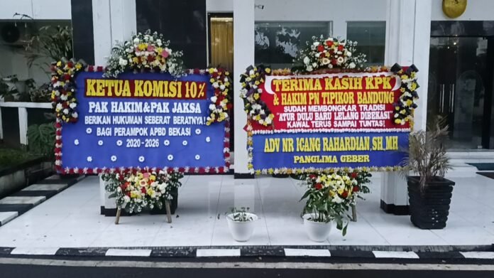 Karangan Bunga Banjiri PN Tipikor, Publik Desak Bongkar Tuntas Korupsi APBD Bekasi