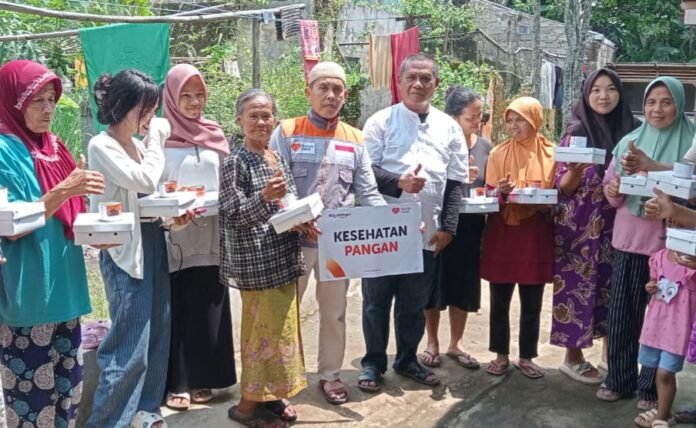 Rumah Zakat Cimahi Salurkan 100 Paket Nasi Hangat Bergizi di Simpeureum