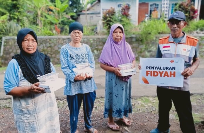 Rumah Zakat Cimahi Salurkan Program Fidyah, Berbagi Kebahagiaan untuk Lansia Dhuafa di Serangpanjang