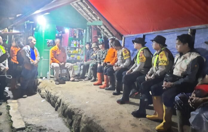 Gunakan Drone, Tim SAR Gabungan Siapkan Evakuasi Dua Korban Longsor Curug Cileat Subang
