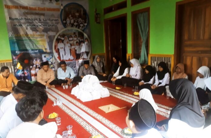 Yayasan PADI Gelar Santunan di Cipunagara, Sosok Dermawan Bos Urip Jadi Sorotan