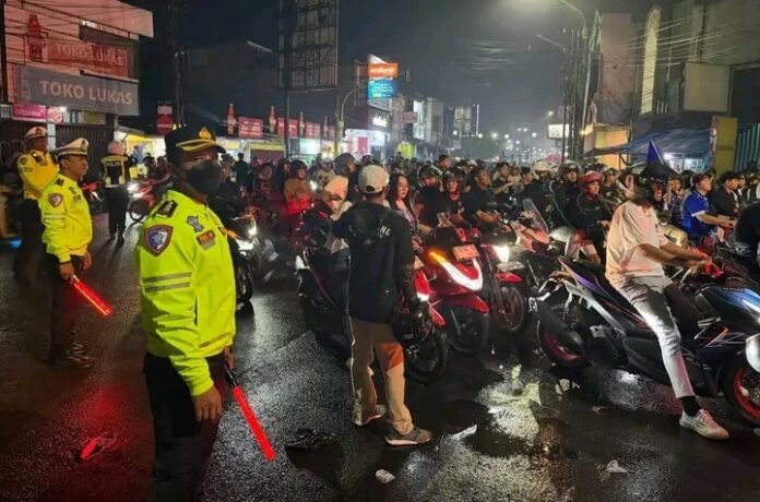 Kapolres Karawang Pimpin Pengamanan Konvoi Kemenangan Persib, Imbau Bobotoh Jaga Ketertiban