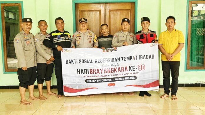 Sambut Hari Bhayangkara ke-80, Polsek Patokbeusi Bersihkan Masjid dan Salurkan Sembako untuk Marbot