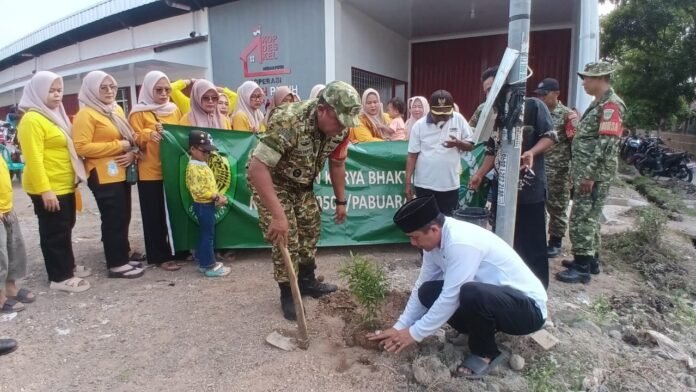 Bentuk Sinergitas Danramil 0507/Pabuaran Pimpin Karya Bakti Bersihkan Lingkungan KDKMP Desa Tanjungrasa Kidul Sekaligus Penanaman Pohon Pucuk Merah