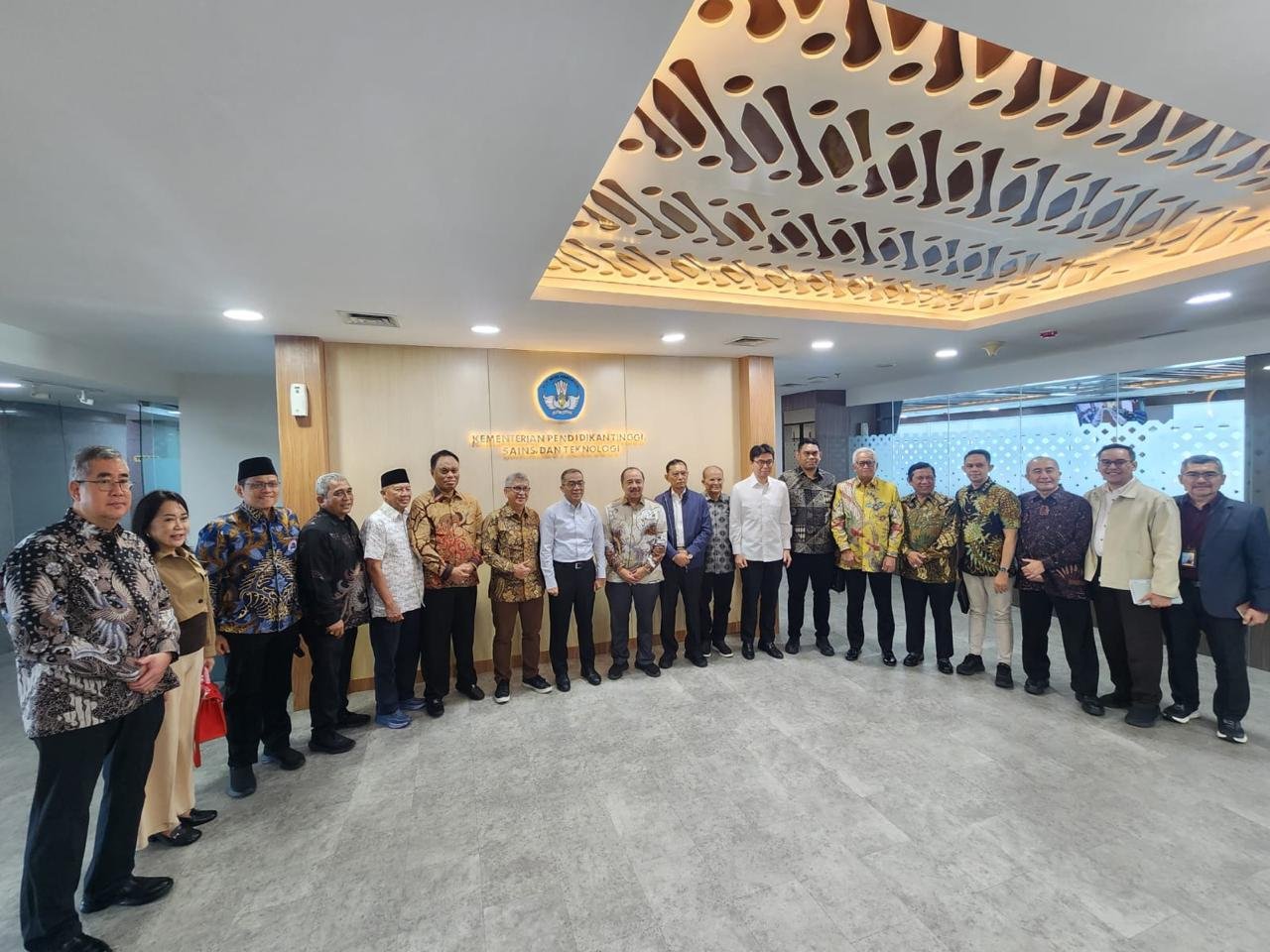Dokumentasi bersama Ketum Terpilih ABP PTSI Pusat dan Menteri Pendidikan Tinggi, Sains, dan Teknologi Republik Indonesia.