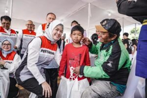 PT Pertamina Patra Niaga menyerahkan bantuan pendidikan, sembako, dan pemberdayaan usaha kepada masyarakat melalui program SESAMA, PUSAKO, dan UMiMAX di Jakarta Pusat, Jumat (10/7). Foto: Istimewa.