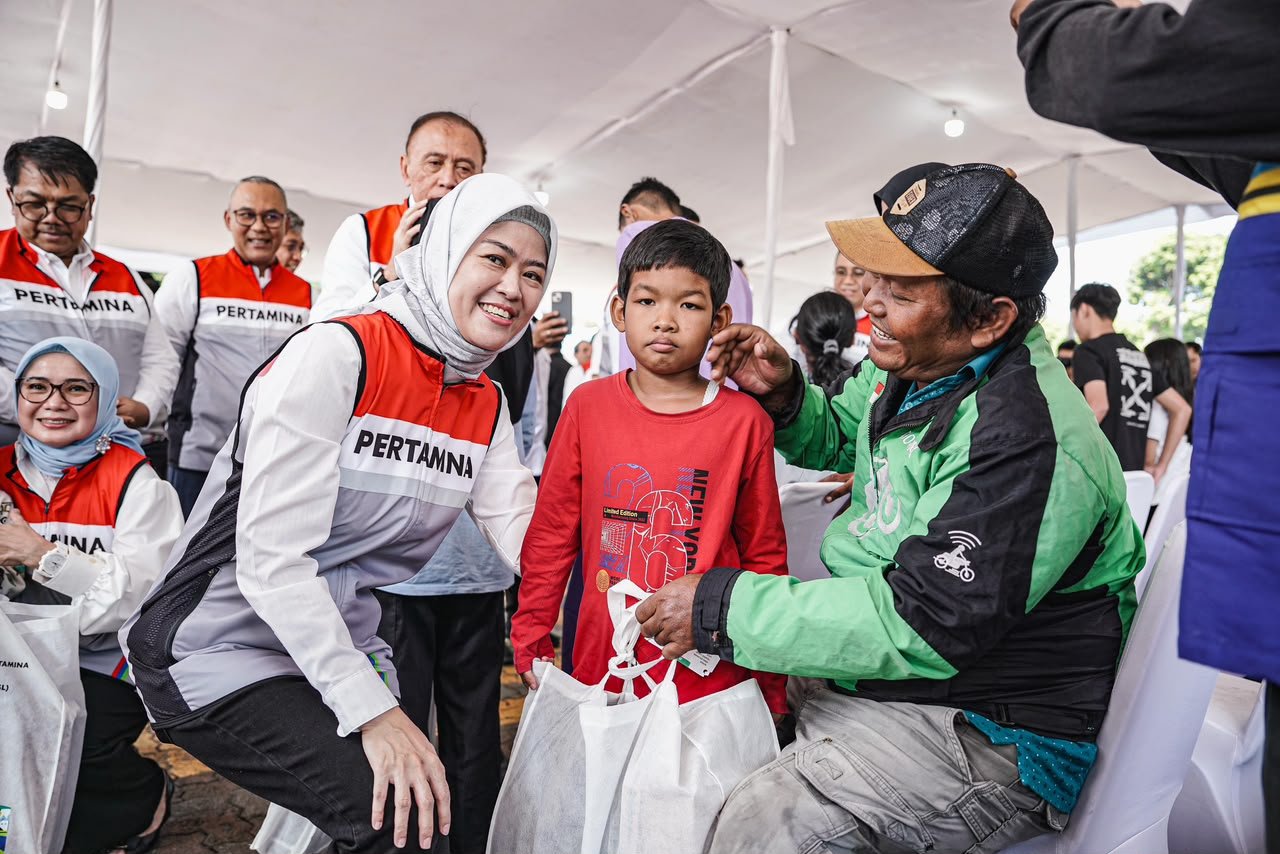 PT Pertamina Patra Niaga menyerahkan bantuan pendidikan, sembako, dan pemberdayaan usaha kepada masyarakat melalui program SESAMA, PUSAKO, dan UMiMAX di Jakarta Pusat, Jumat (10/7). Foto: Istimewa.
