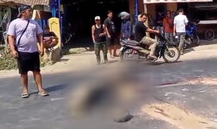 Pengendara Motor Alami Kecelakaan di Pagaden, Diduga Gagal Menyalip Truk Trailer