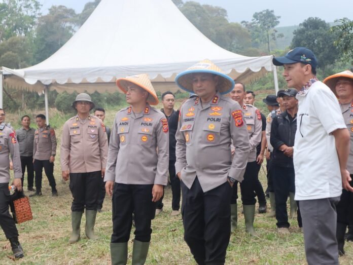 Kapolda Jabar Tinjau Lahan Penanaman Bibit Bawang Putih di Ciater, Dukung Ketahanan Pangan Nasional